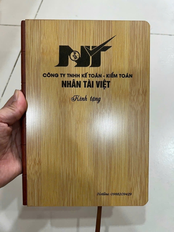 Quà tặng doanh nghiệp sổ tre khắc Logo 1 vị trí